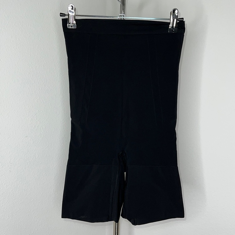 🔹 SPANX High Waisted Mid Thigh Short